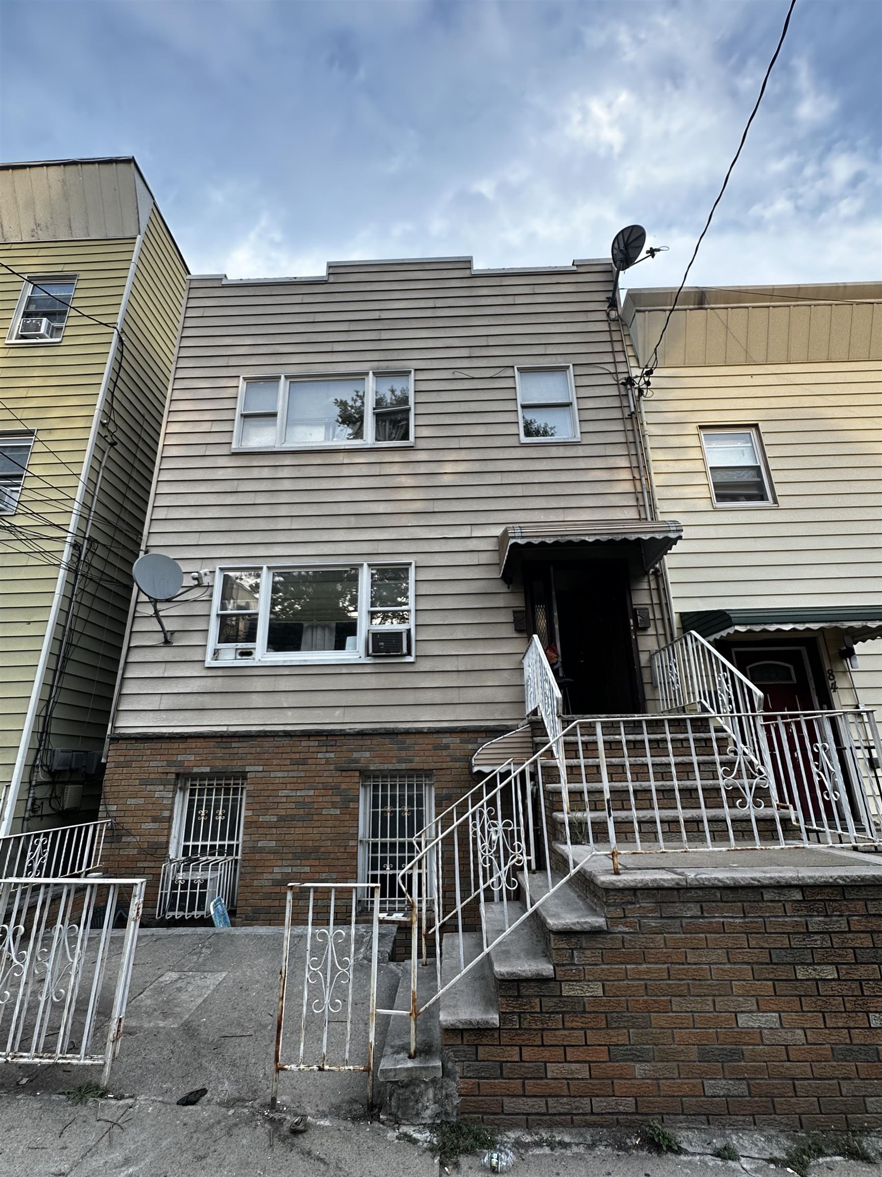 # 250014302 - For Rent in JERSEY CITY - Heights NJ