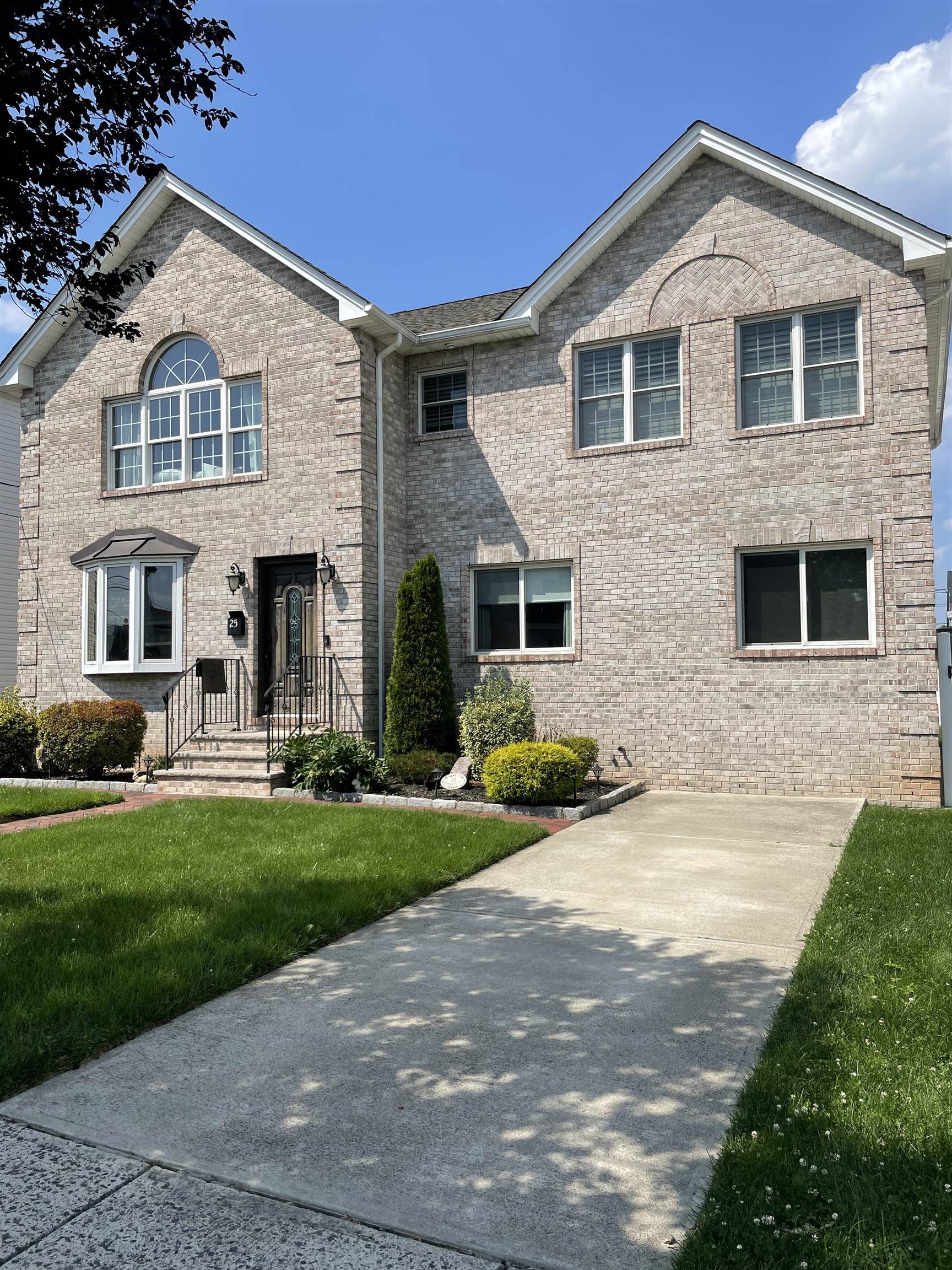 # 250014378 - For Rent in Secaucus NJ