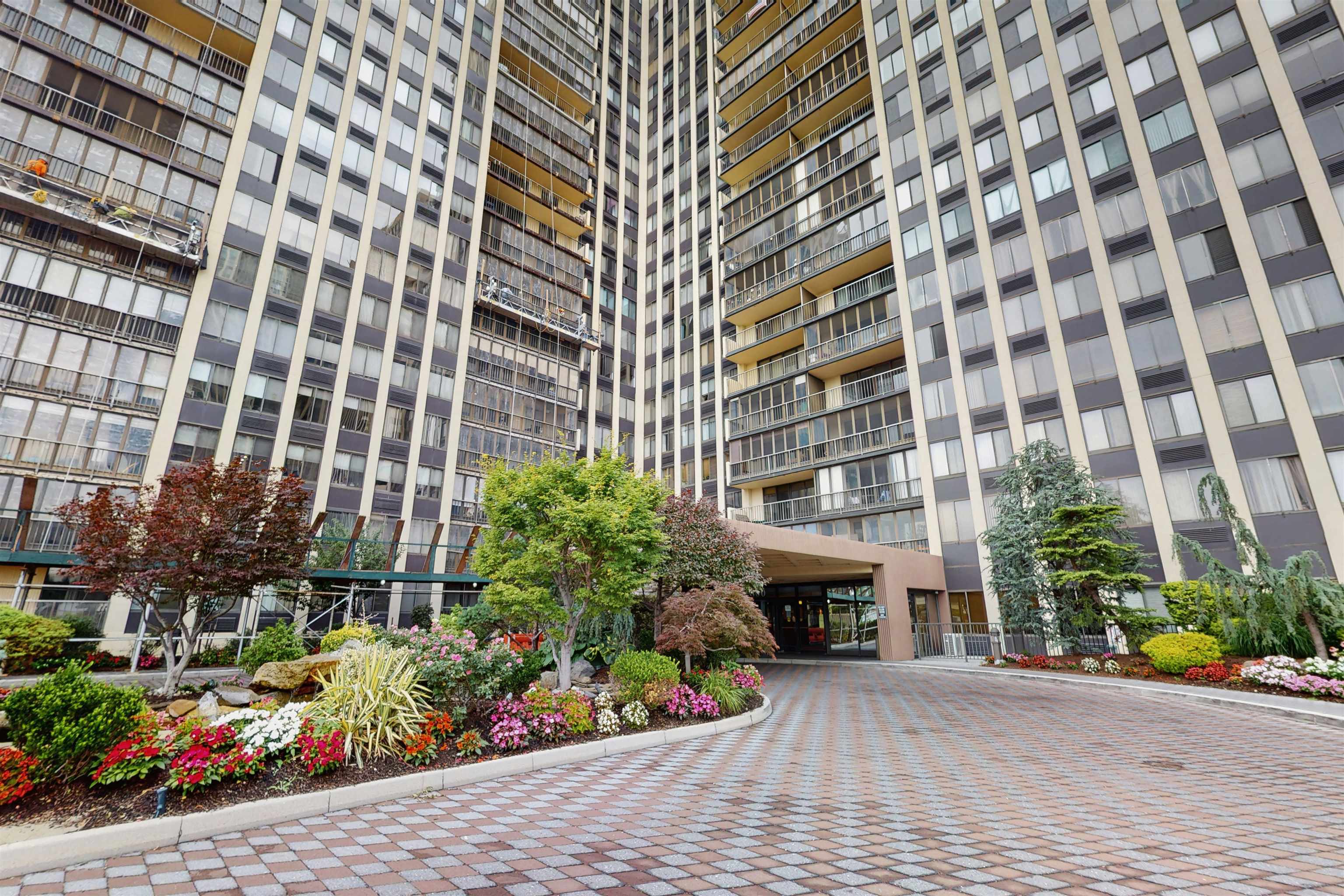 # 250014445 - For Rent in Cliffside Park NJ