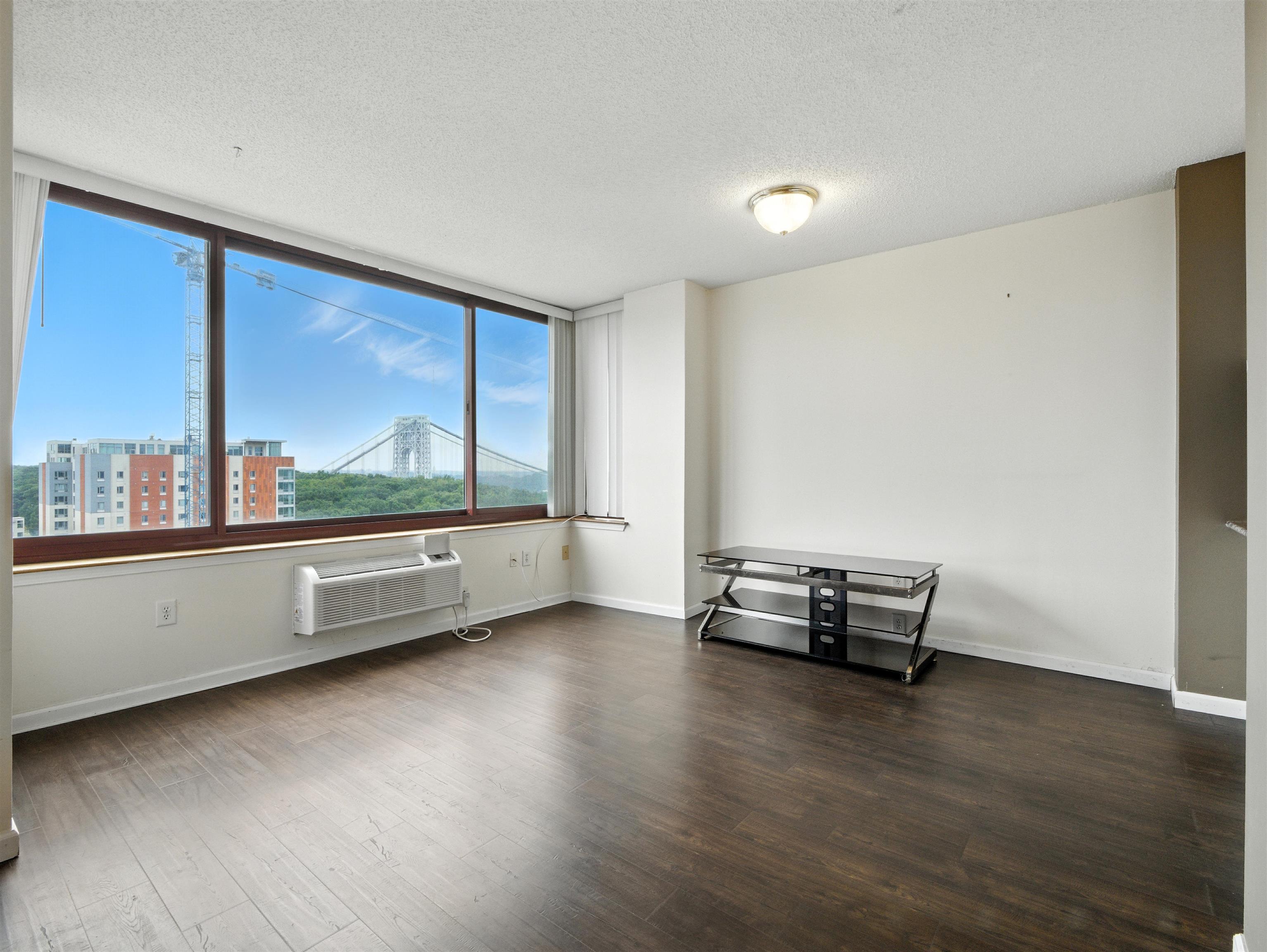 # 250014616 - For Rent in Fort Lee NJ