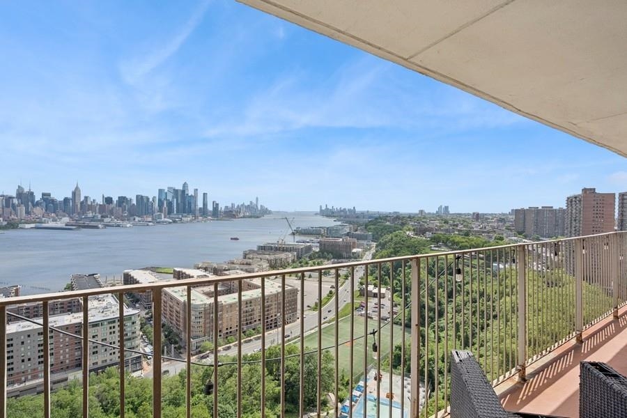 # 250014948 - For Rent in West New York NJ