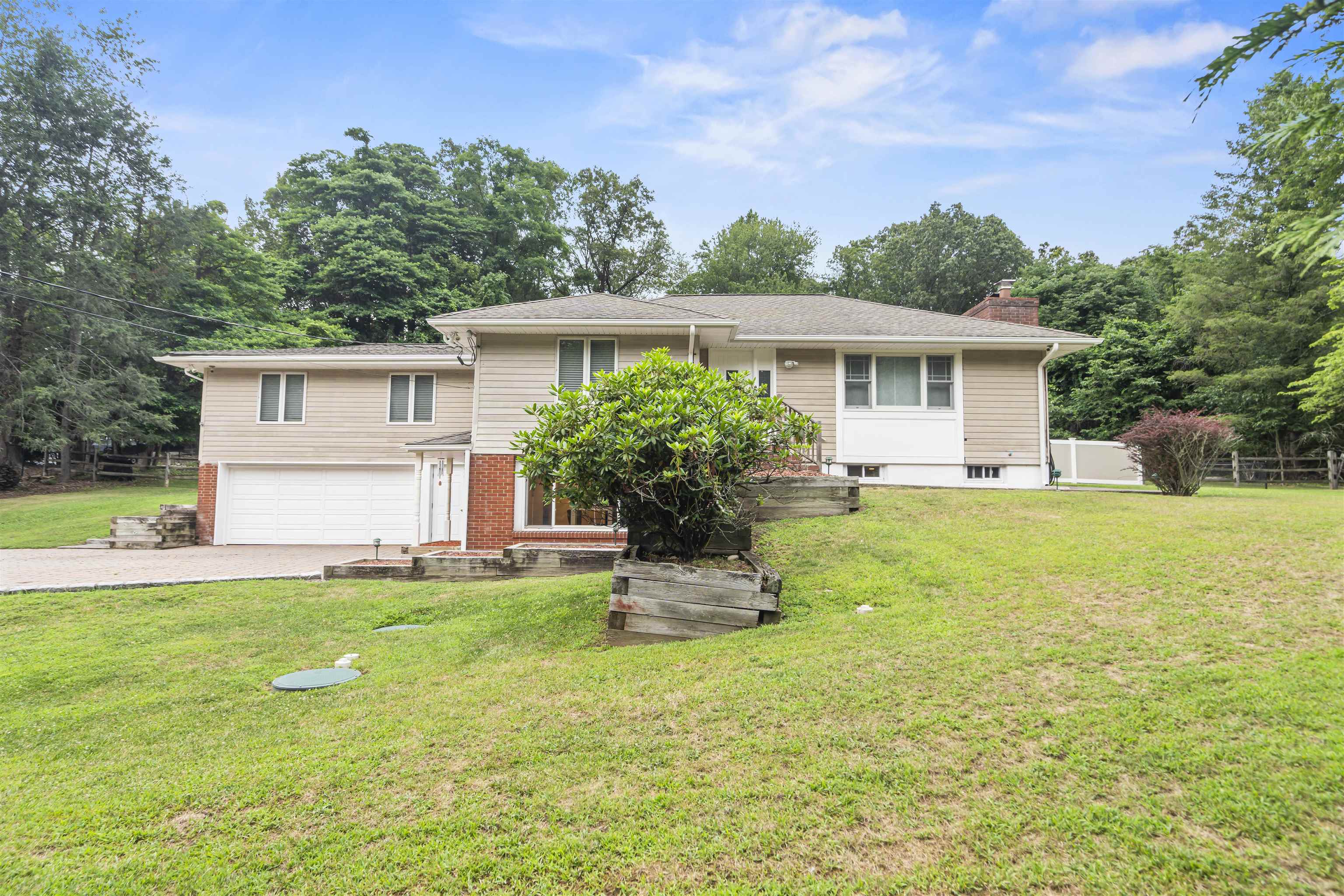 # 250015001 - For Rent in Franklin Lakes NJ