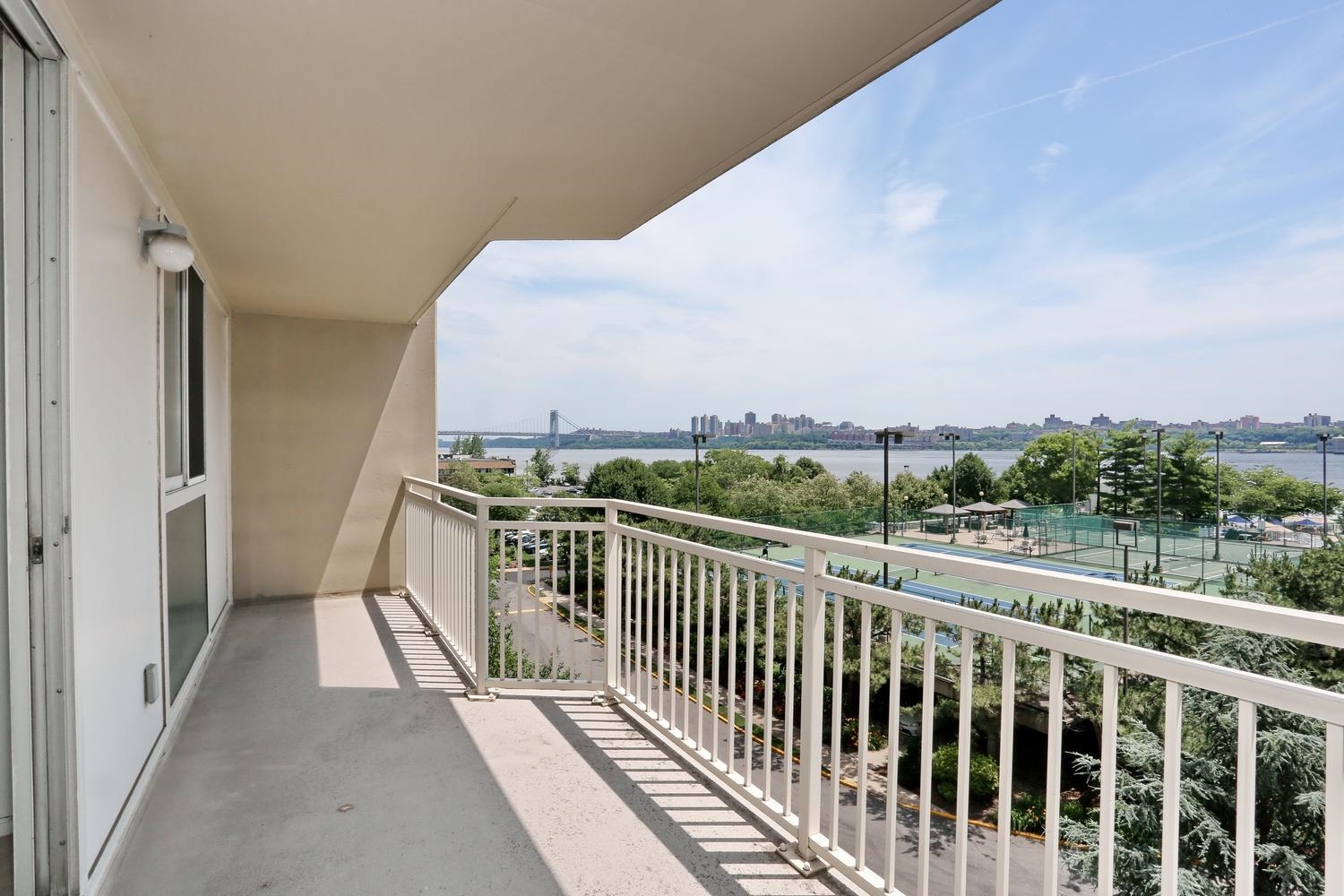 # 250015074 - For Rent in Edgewater NJ