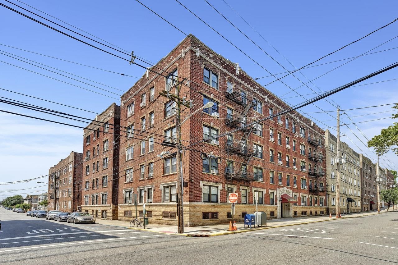 # 250015388 - For Rent in North Bergen NJ