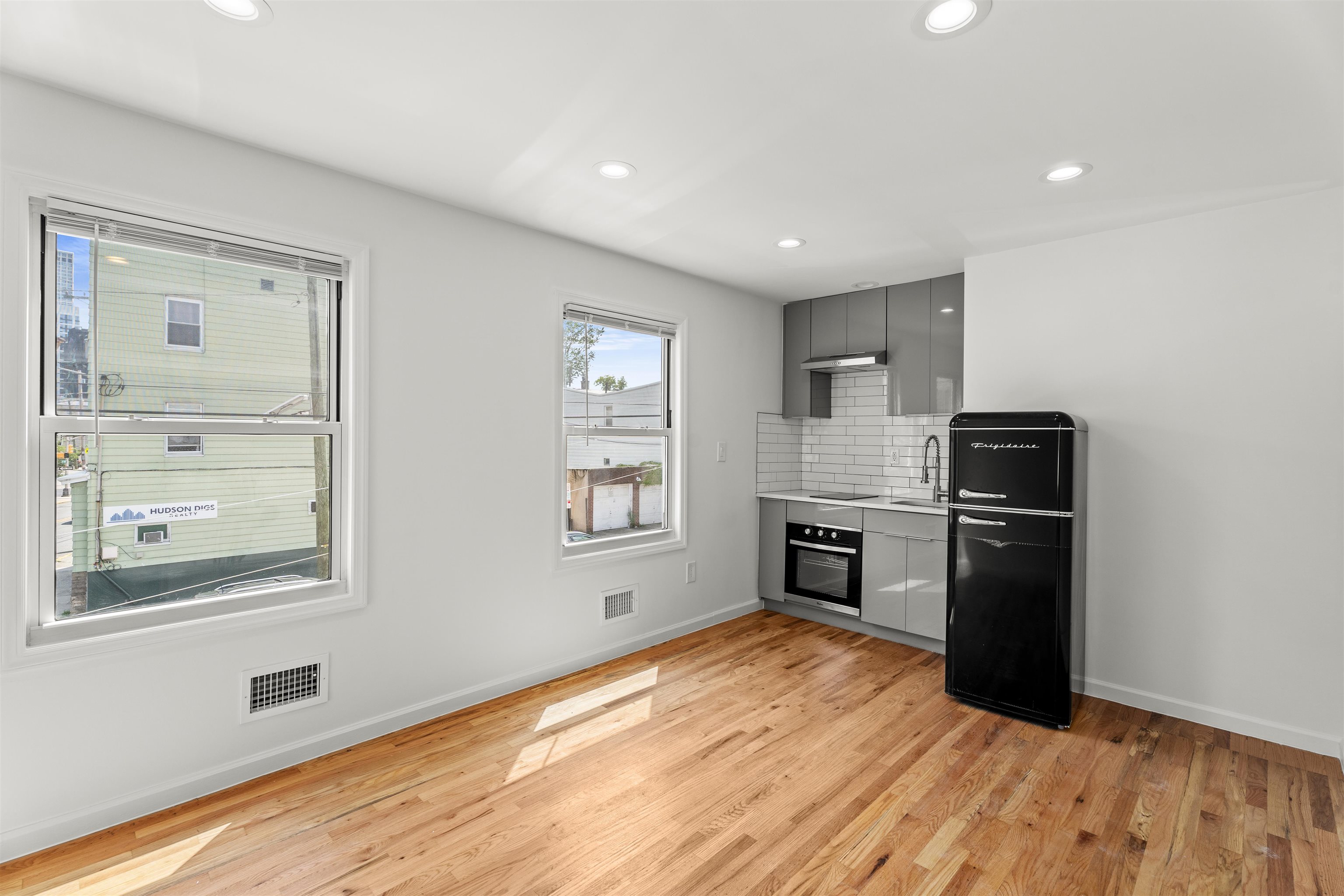 # 250015449 - For Rent in JERSEY CITY - Heights NJ