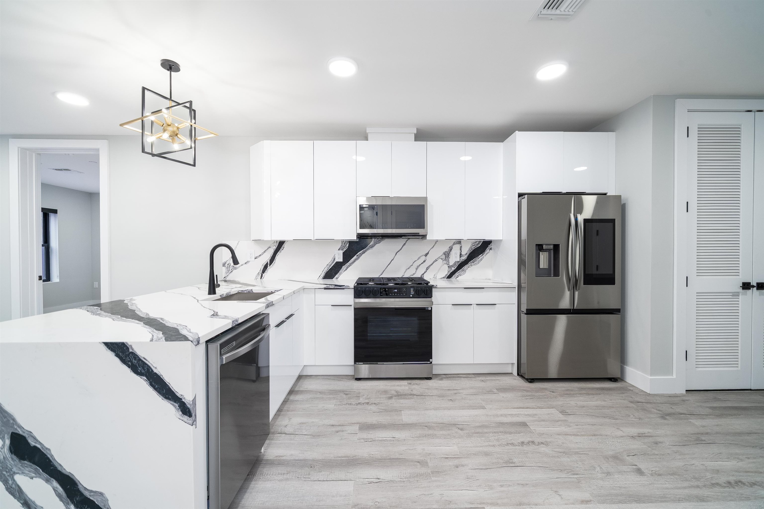 # 250016092 - For Rent in JERSEY CITY - West Bergen NJ