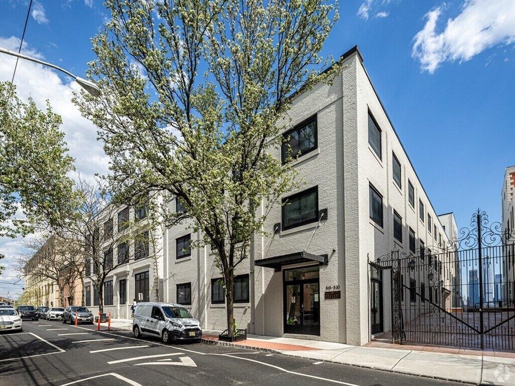 # 250016190 - For Rent in Weehawken NJ