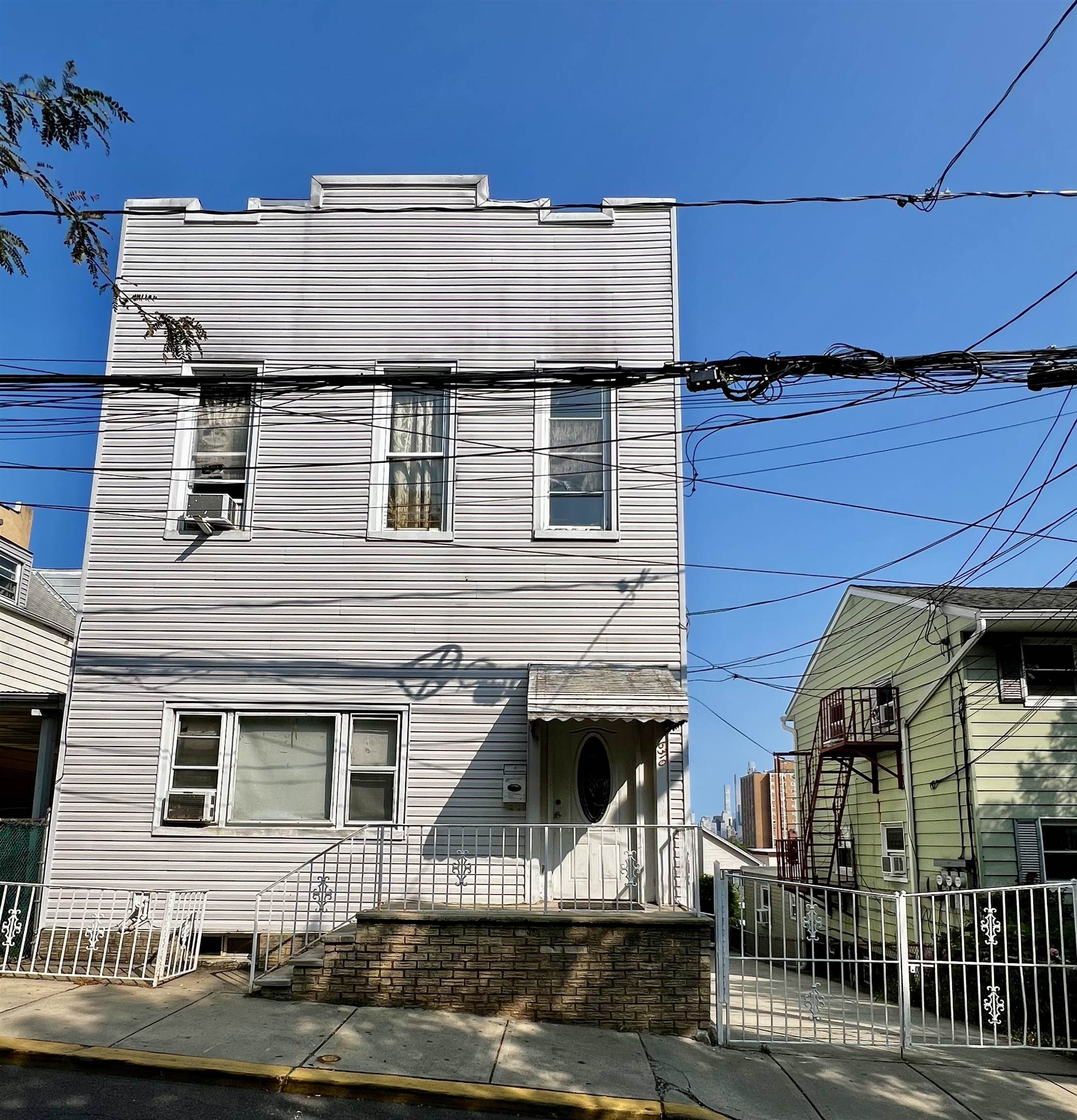 # 250016301 - For Rent in West New York NJ
