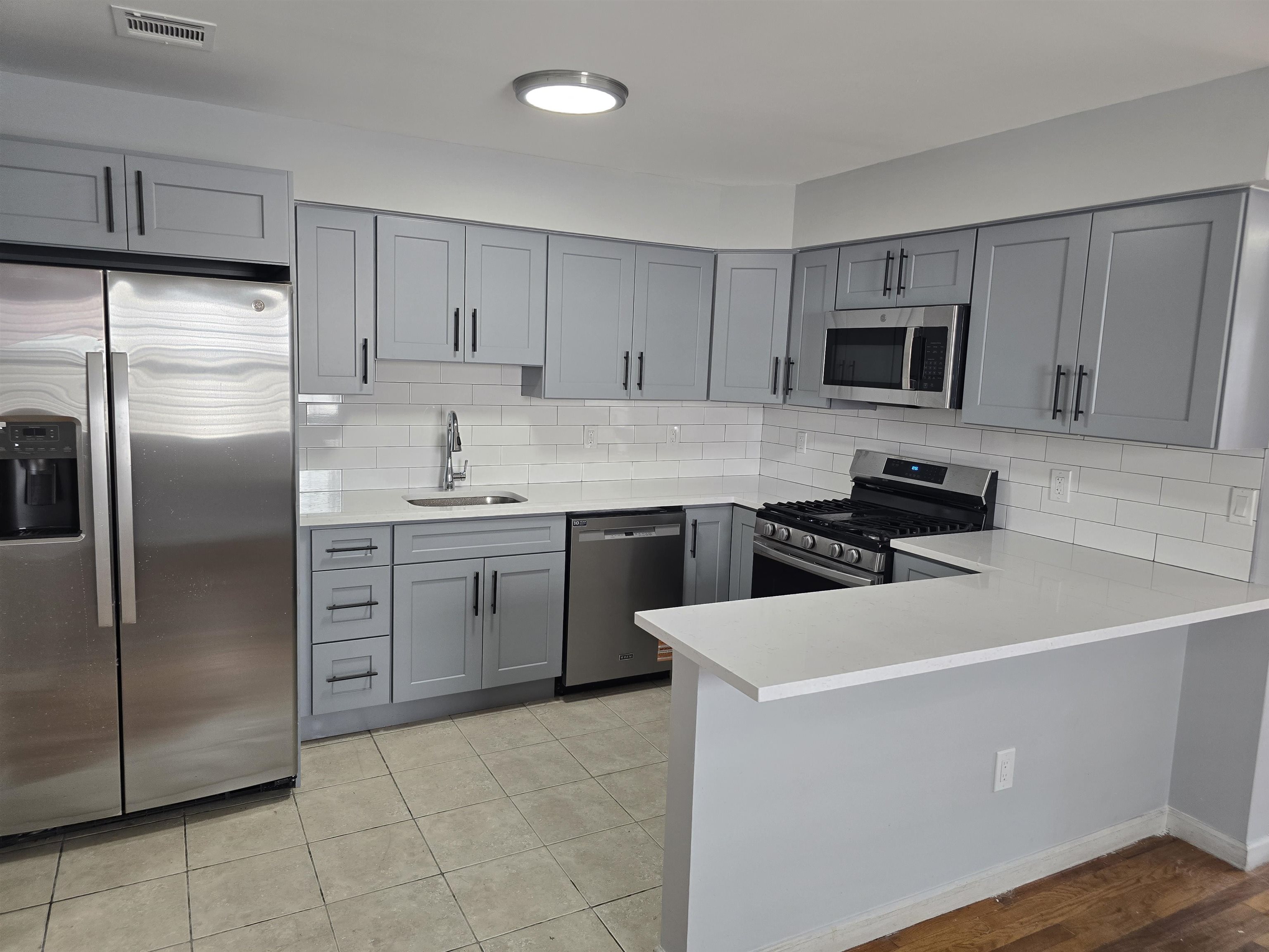 # 250016306 - For Rent in JERSEY CITY - Bergen-Lafayett NJ
