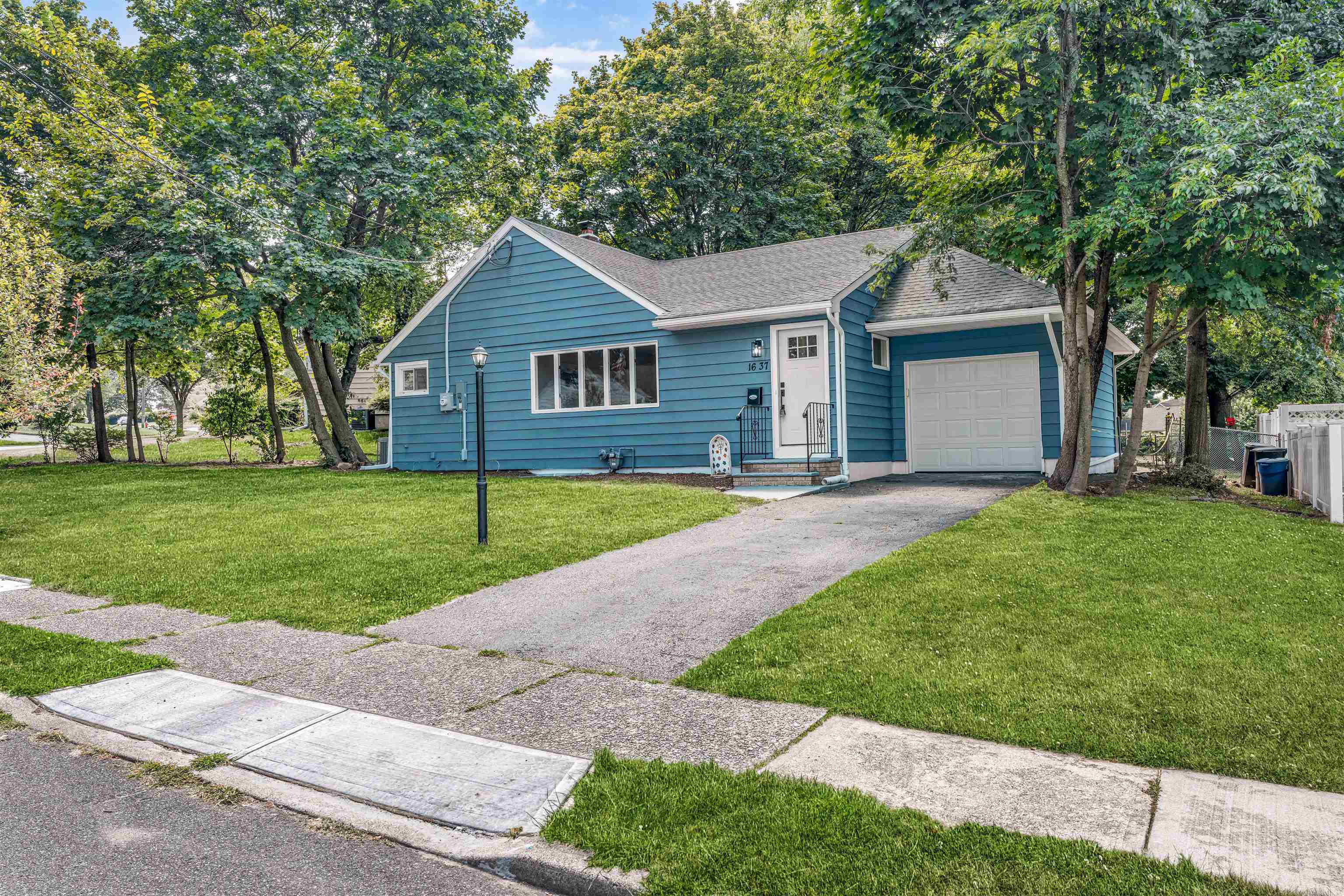 # 250016581 - For Rent in Fairlawn NJ