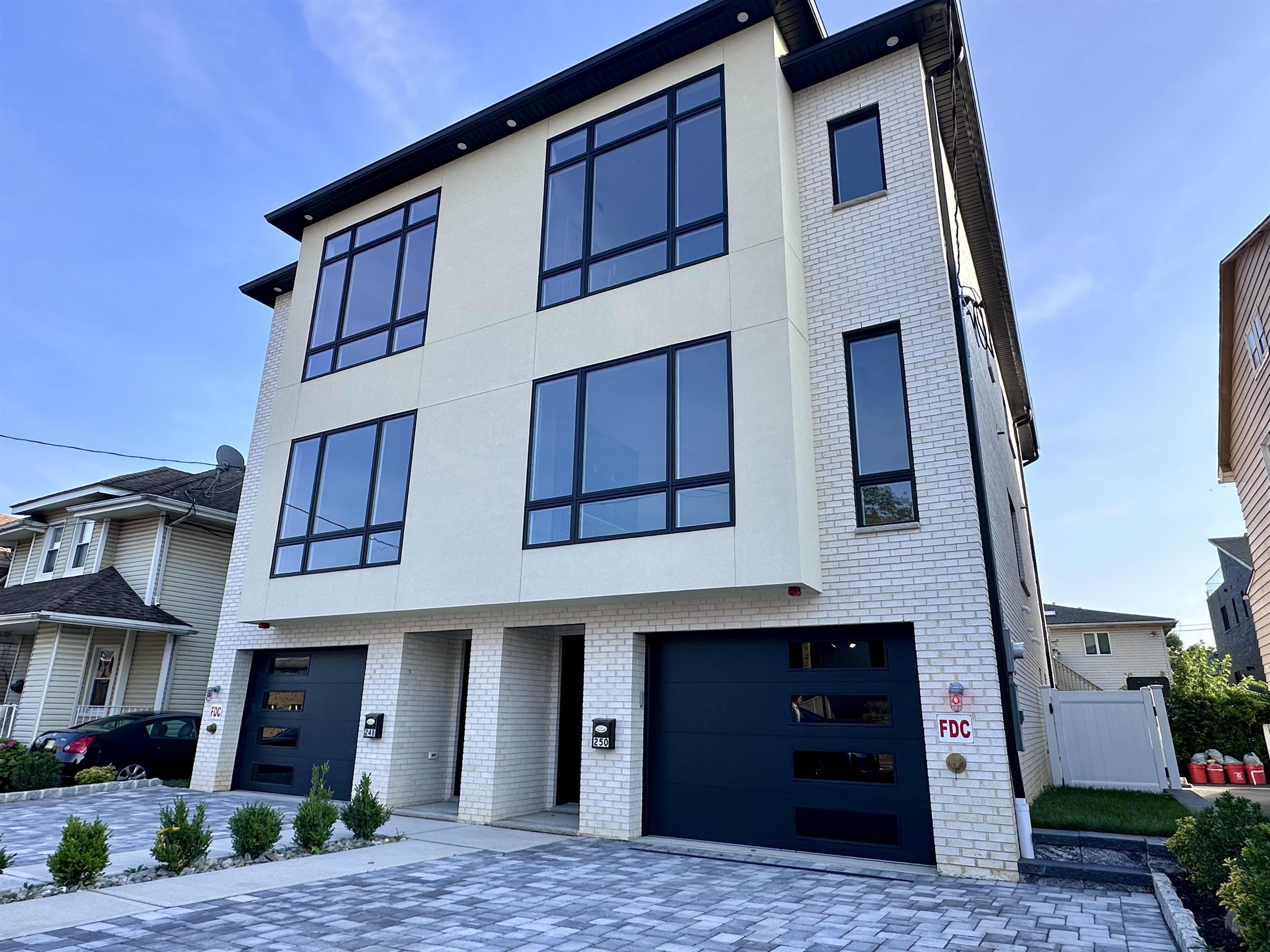 # 250016905 - For Rent in Cliffside Park NJ