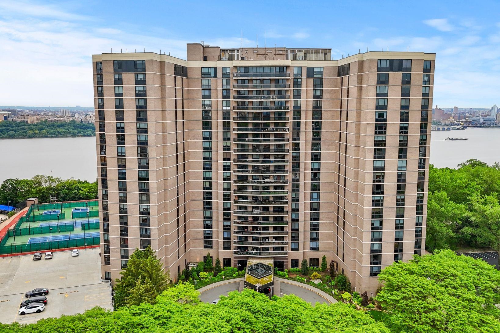 # 250017047 - For Rent in Fort Lee NJ