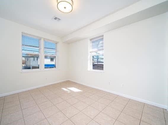 # 250017092 - For Rent in Lyndhurst NJ