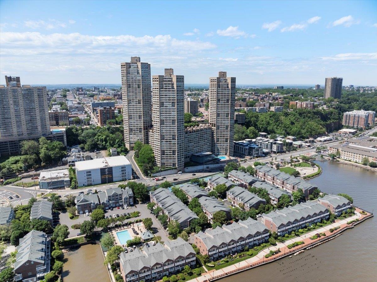 # 250017115 - For Rent in Guttenberg NJ