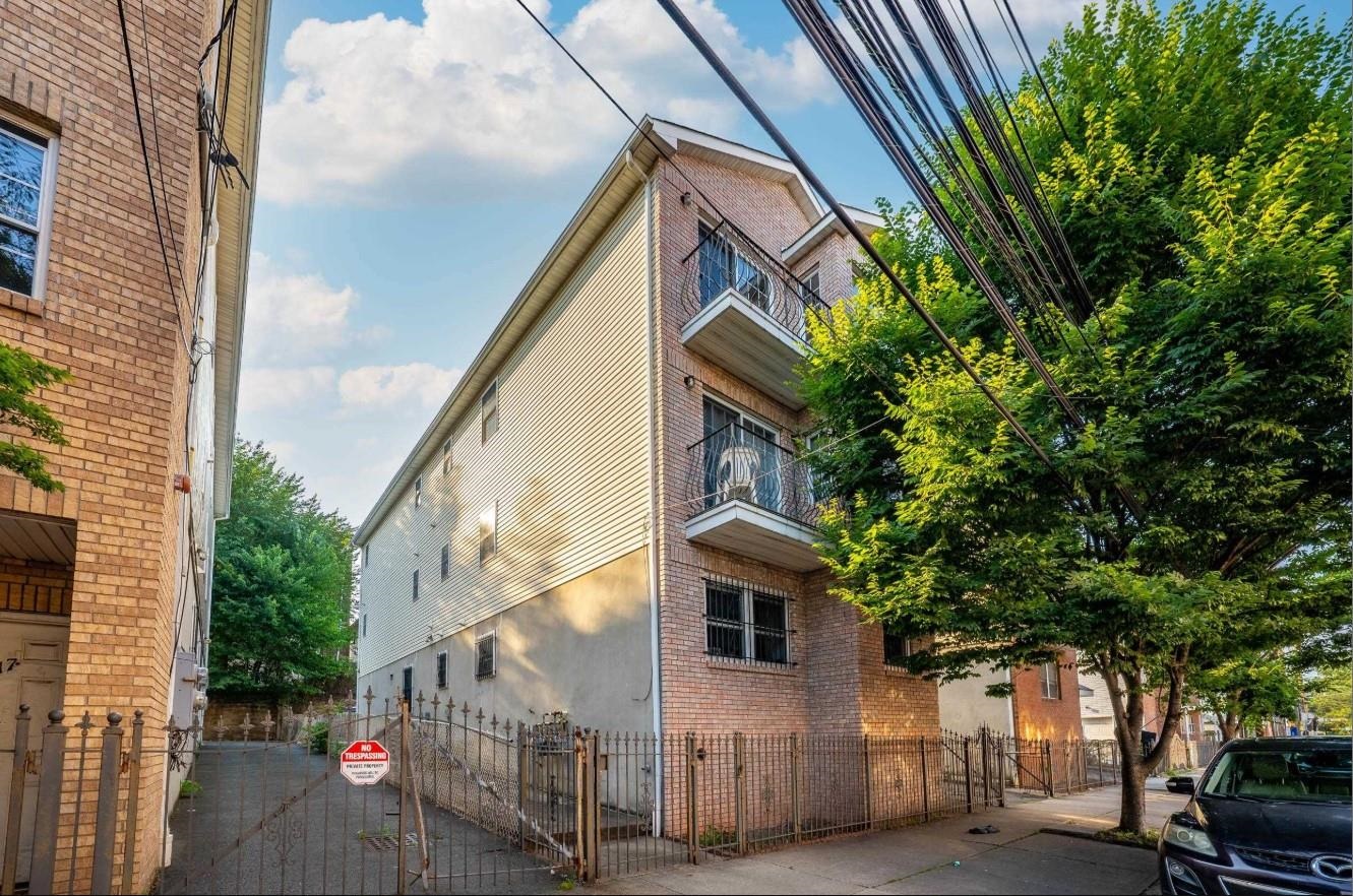 # 250017124 - For Rent in Newark NJ