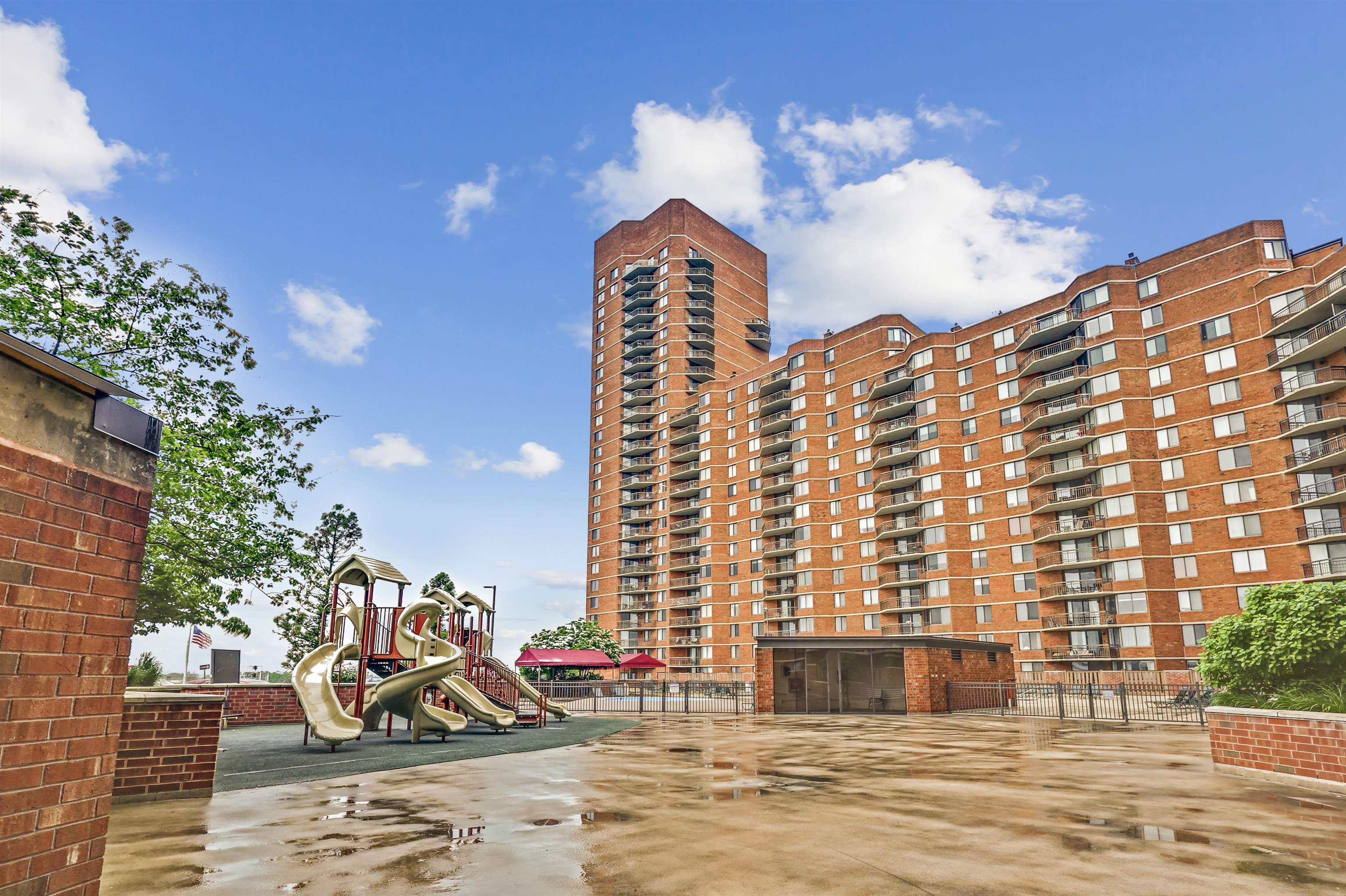 # 250017126 - For Rent in Secaucus NJ