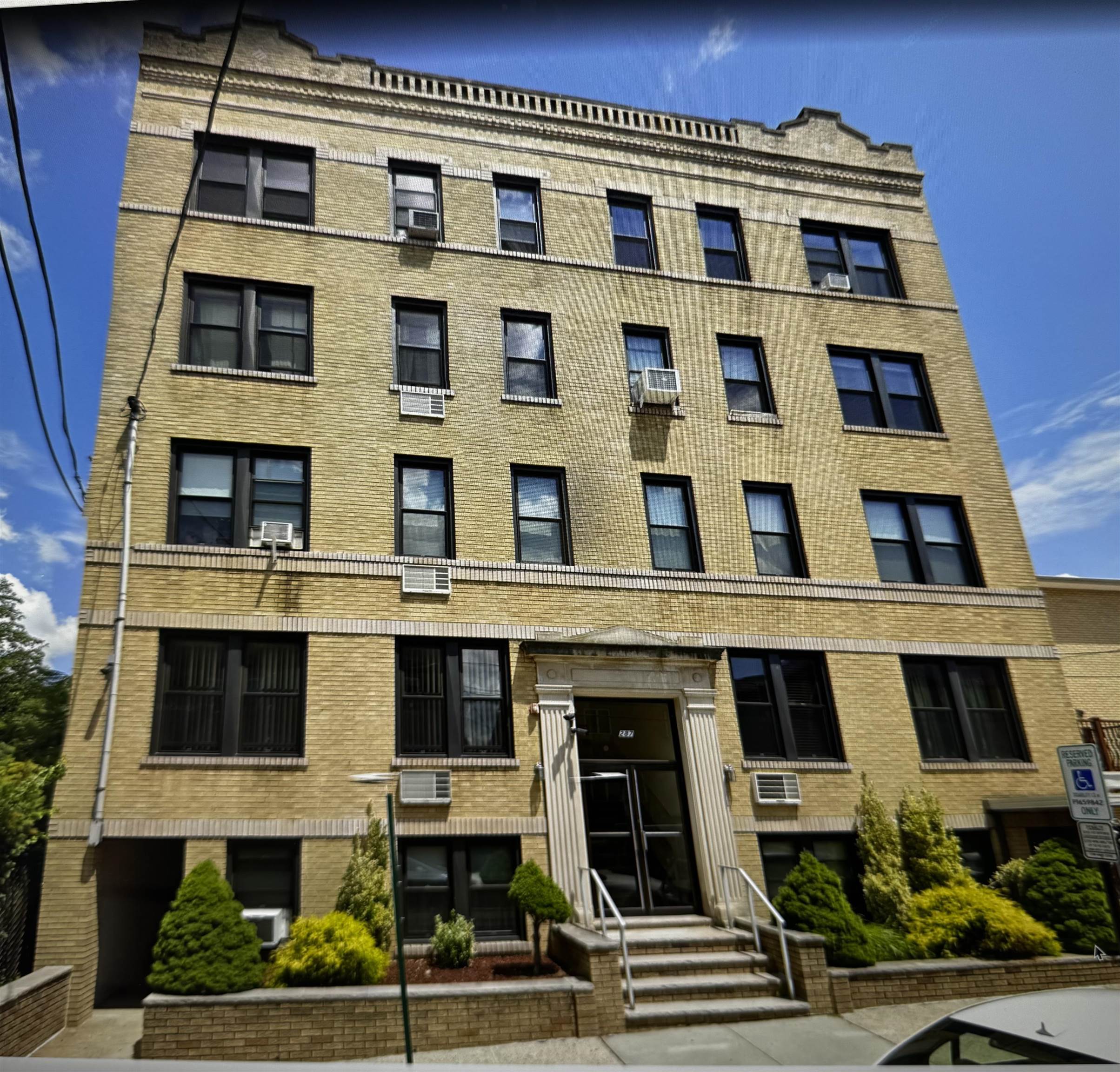 # 250017438 - For Rent in Cliffside Park NJ