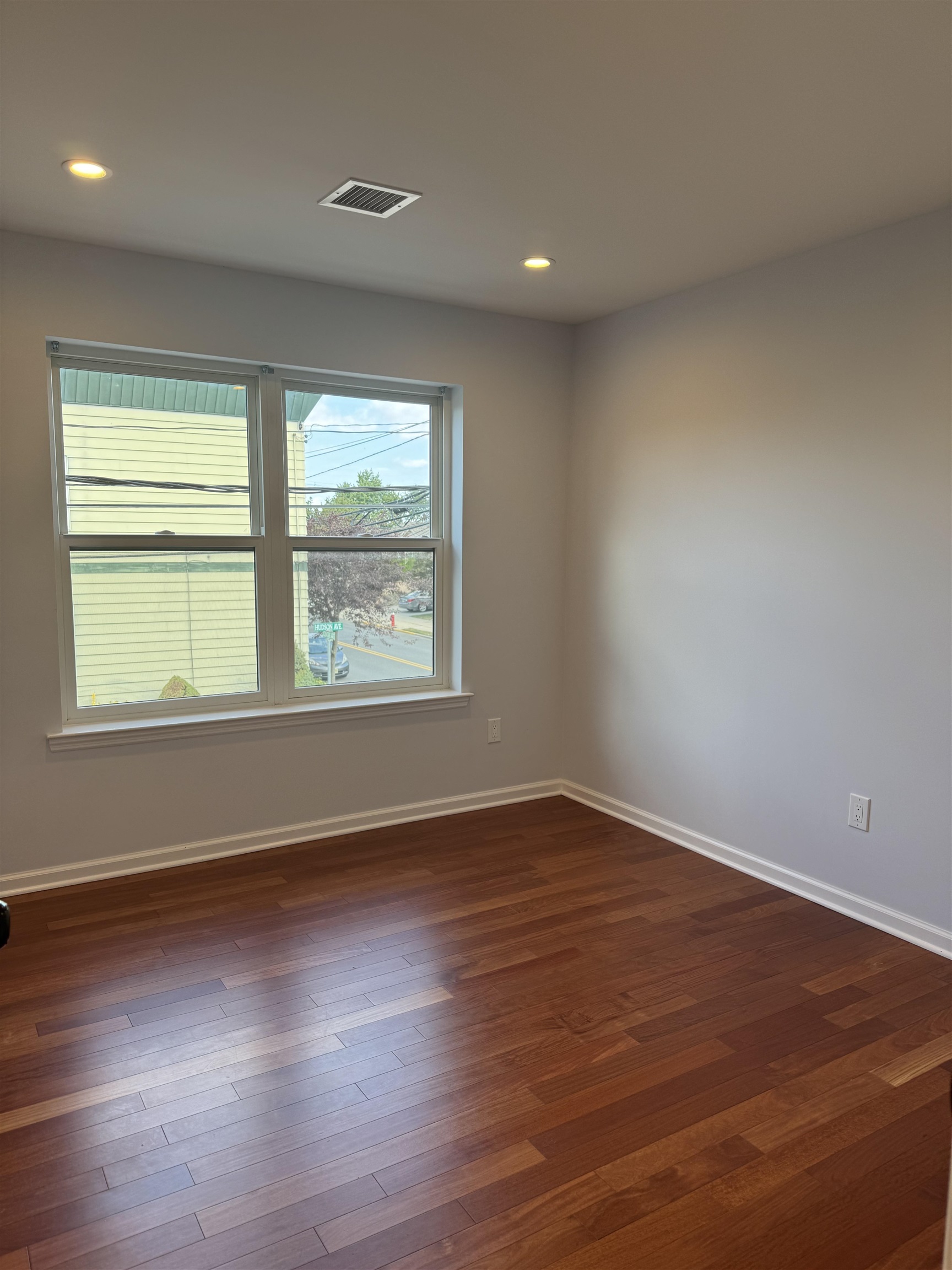 # 250017465 - For Rent in Secaucus NJ
