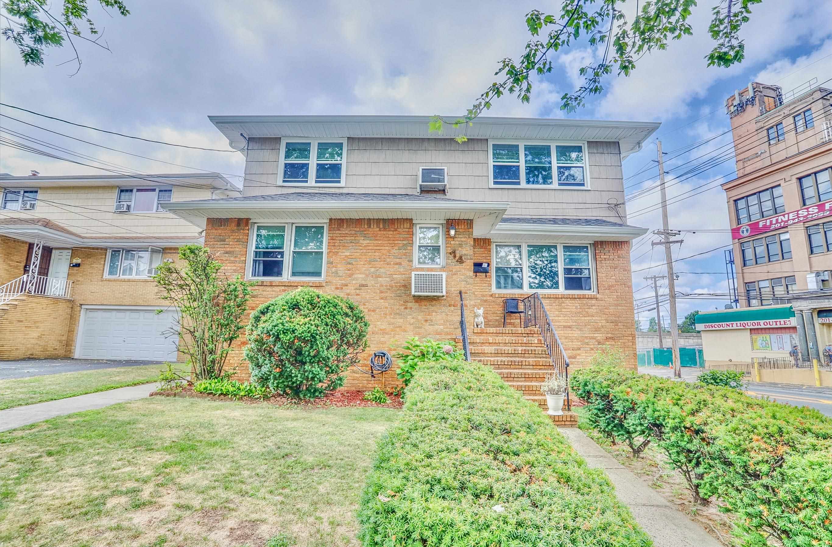 # 250017593 - For Rent in Palisades Park NJ