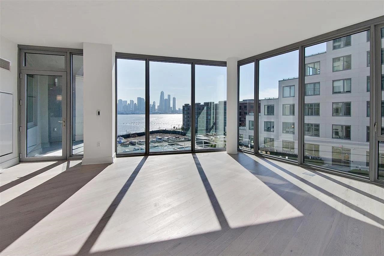 # 250017651 - For Rent in West New York NJ